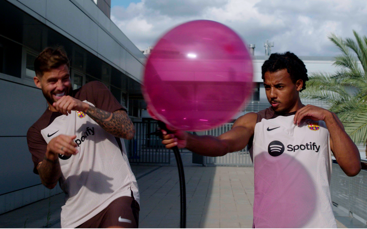 Iñigo Martínez contra Jules Kounde: ¿quién ganará el Exploding Balloon Challenge?