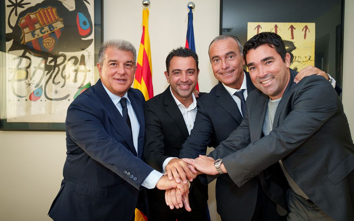 Xavi Hernández en el acto de su renovación