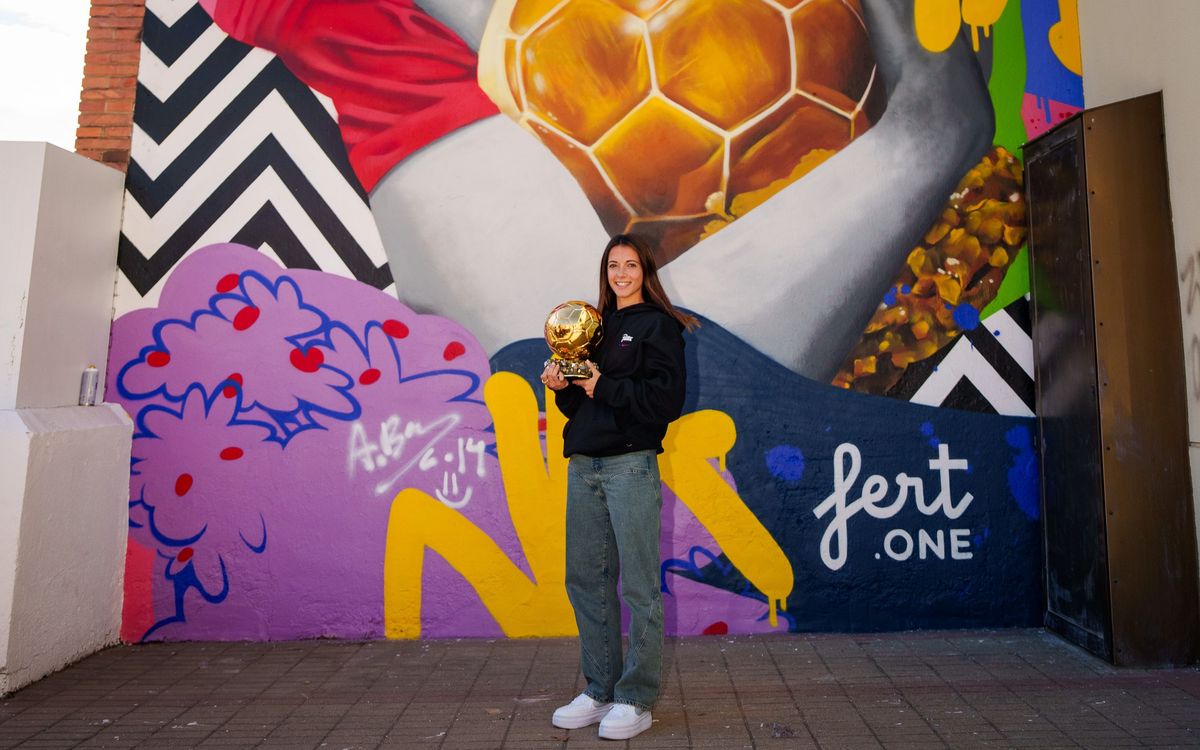 Aitana Bonmatí visita per primera vegada el mural que el FC Barcelona li ha dedicat com a millor jugadora del món