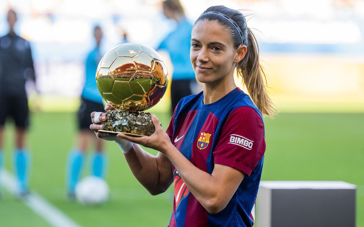 Aitana ofrece el Balón de Oro al Johan Cruyff