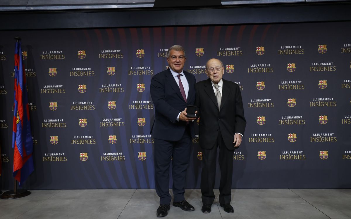 Jordi Pujol rep la insígnia d’or i brillants del FC Barcelona