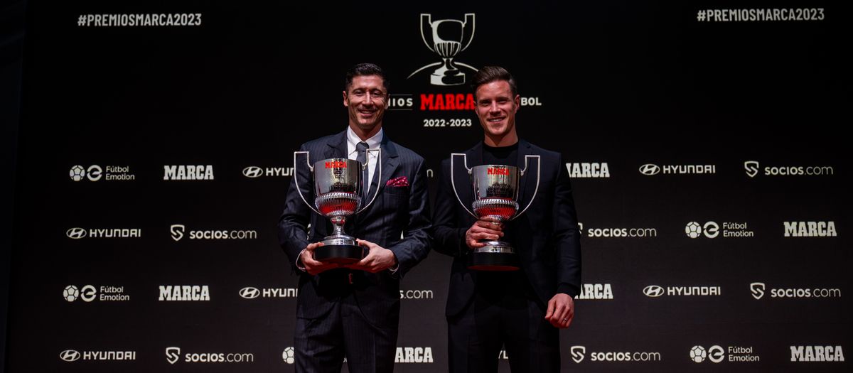 Ter Stegen y Lewandowski reciben el trofeo Zamora y el Pichichi