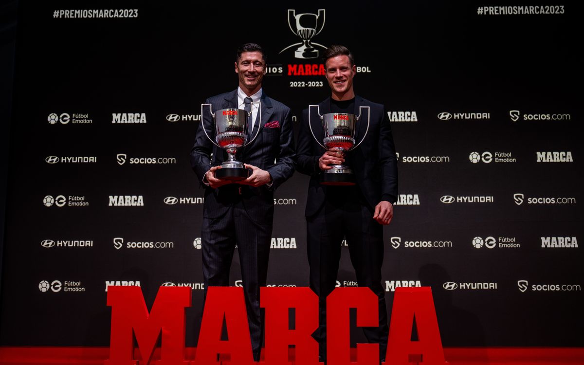 Ter Stegen and Lewandowski receive Zamora and Pichichi trophies