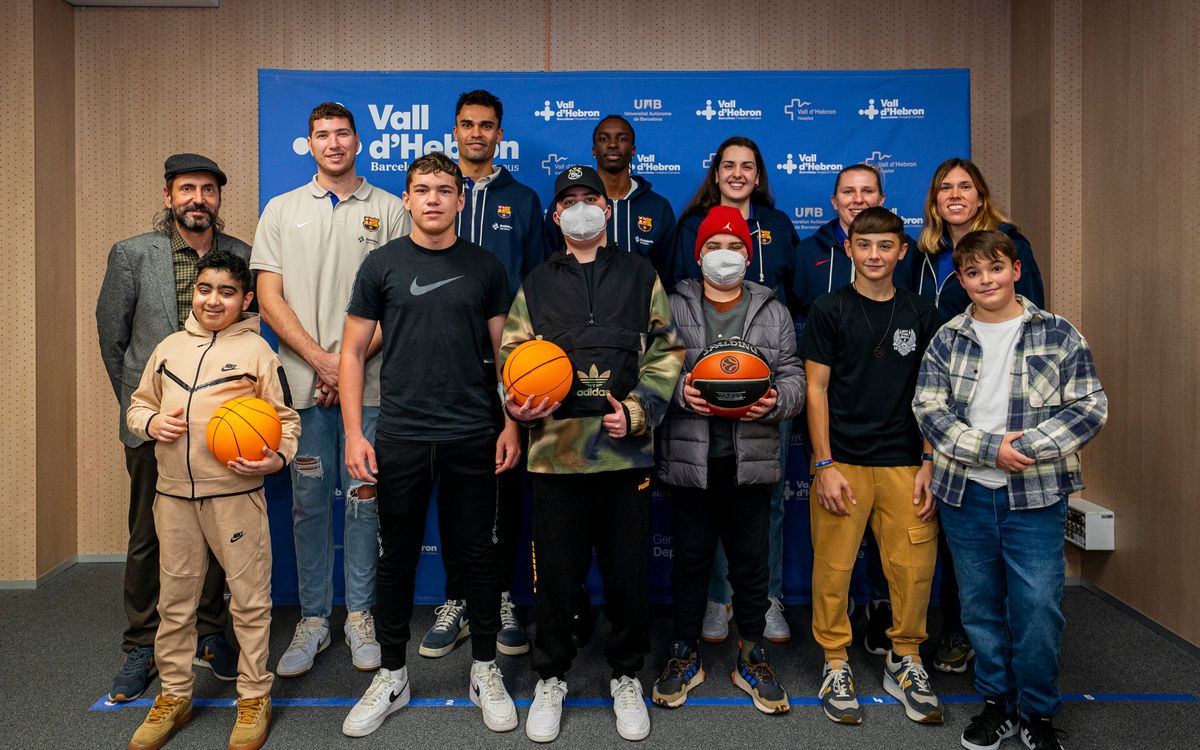 Members of the Barça basketball teams visit children at Hospital Vall d’Hebron