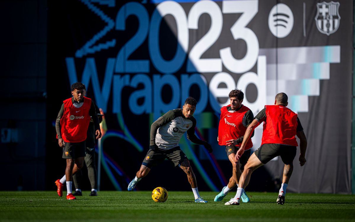 جوان لابورتا يزور الحصة التدريبية قبل مباراة برشلونة وأتلتيكو مدريد Ent_0212-074