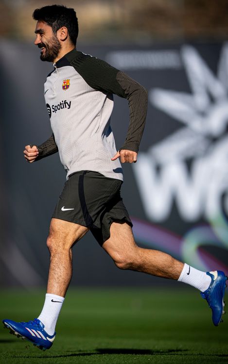 جوان لابورتا يزور الحصة التدريبية قبل مباراة برشلونة وأتلتيكو مدريد Ent_0212-033