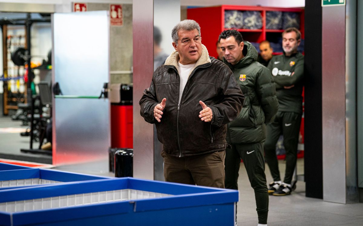 جوان لابورتا يزور الحصة التدريبية قبل مباراة برشلونة وأتلتيكو مدريد Ent_0212-104