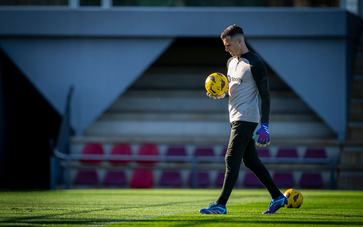 جوان لابورتا يزور الحصة التدريبية قبل مباراة برشلونة وأتلتيكو مدريد Ent_0212-050