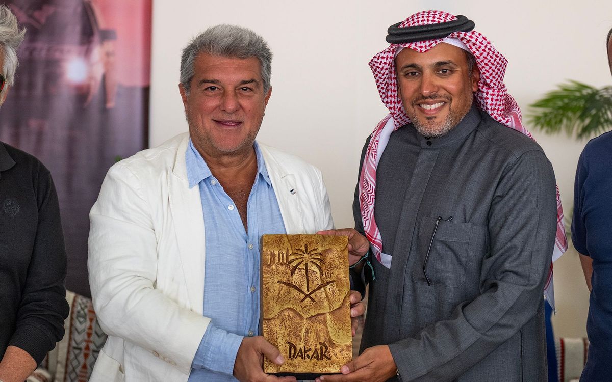 La delegació del FC Barcelona visita el campament del Rally Dakar a Riad