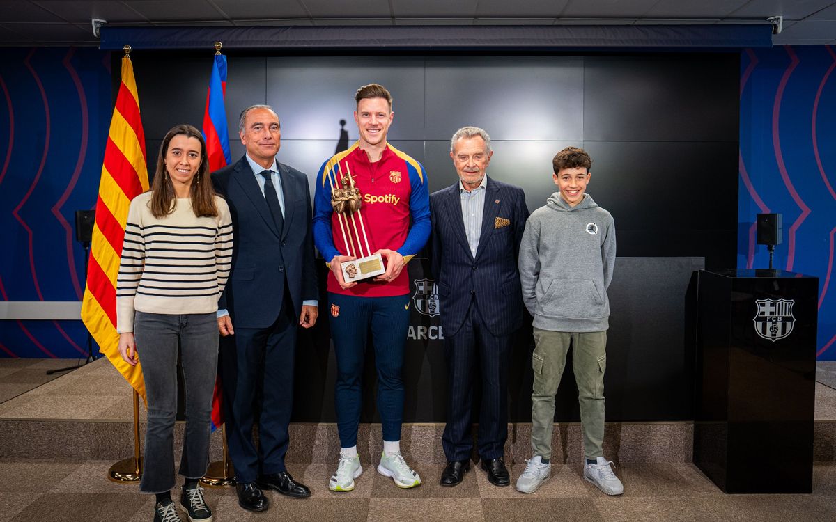 Ter Stegen recibe el premio Aldo Rovira de la temporada 2022/23