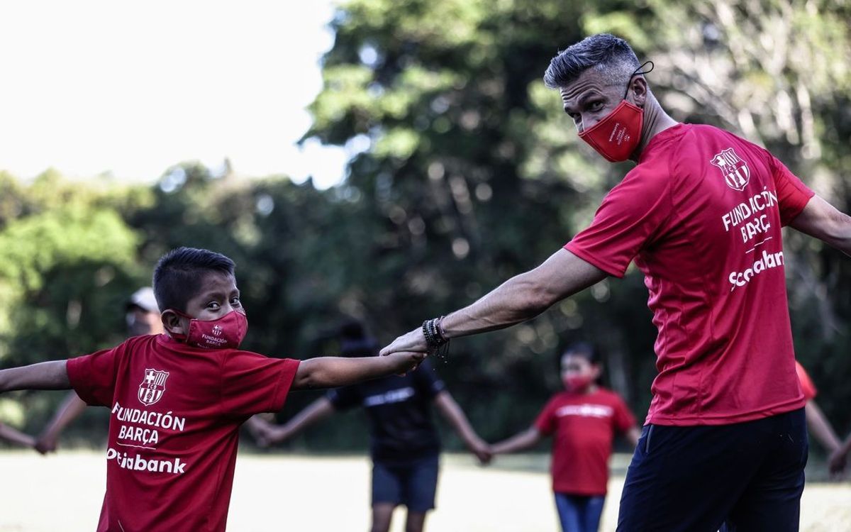 Former FC Barcelona player, Luis García, visits the Barça Foundation and Scotiabank project in Calakmul (Mexico)
