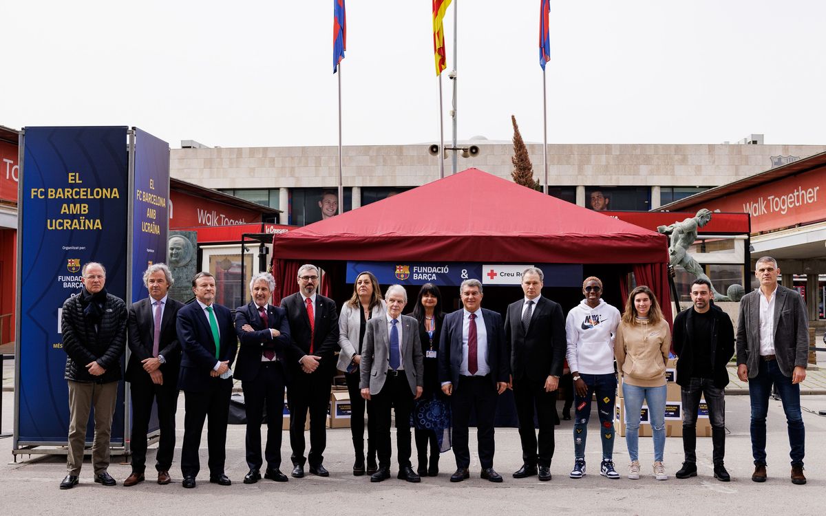 President Laporta calls for solidarity with Ukrainian families at the food collection tent set up in front of the Camp Nou stands
