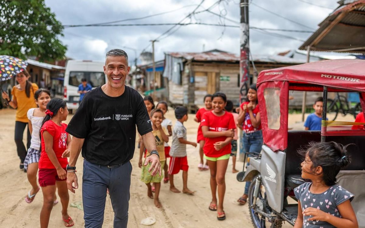 Former Barça player and Legend Luis García visits the project being operated by the FC Barcelona Foundation and Scotiabank in Iquitos (Peru)