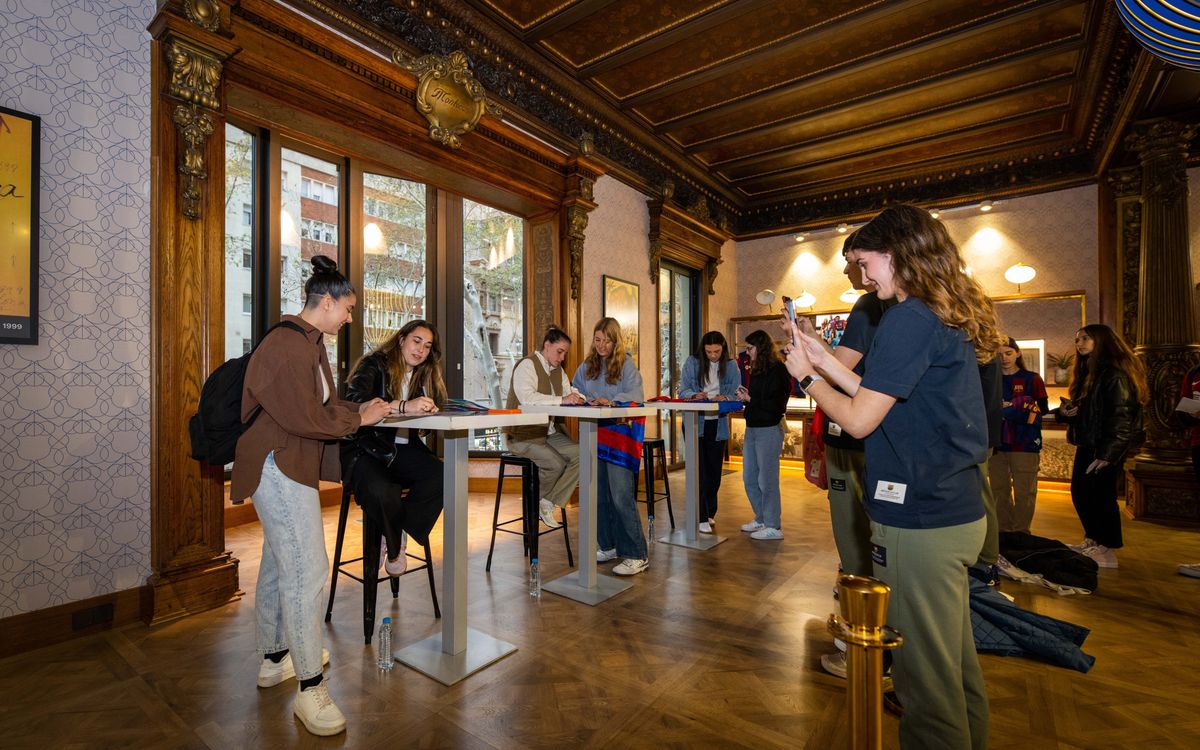 Cata Coll, Ingrid Engen y Ona Batlle se reúnen con una gran multitud de fans en la Barça Store de Canaletes