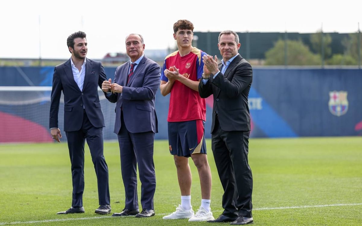 Pau Cubarsí y Rafa Yuste hacen entrega de los trofeos a los campeones de la Barça Academy World Cup