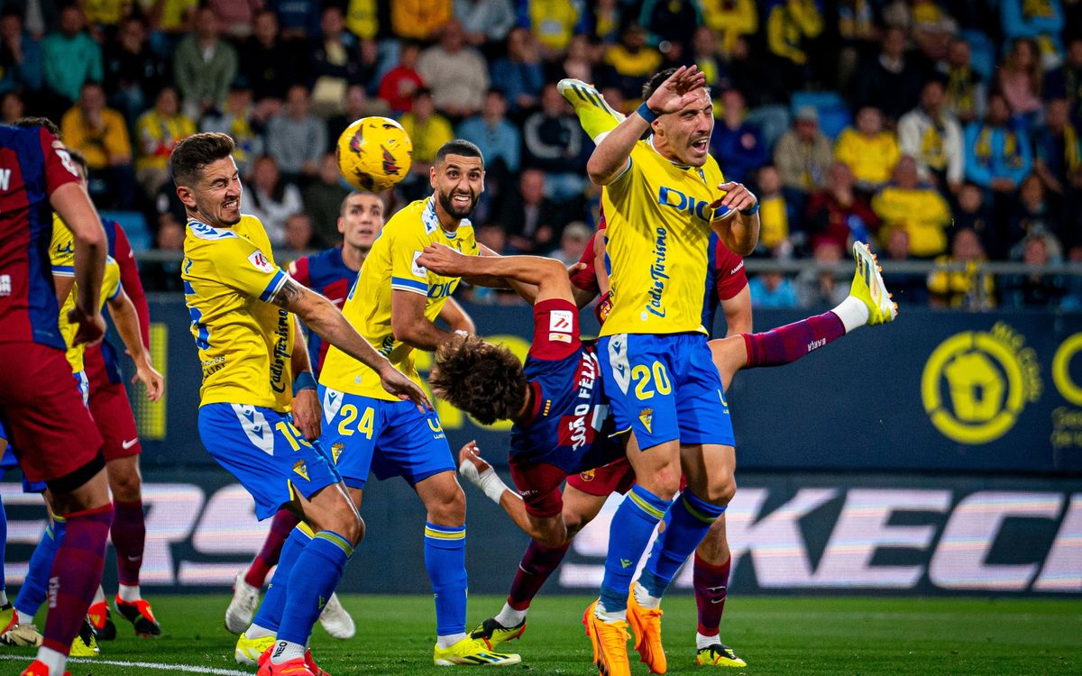 Joao Félix overhead kick wins Liga Goal of the Month