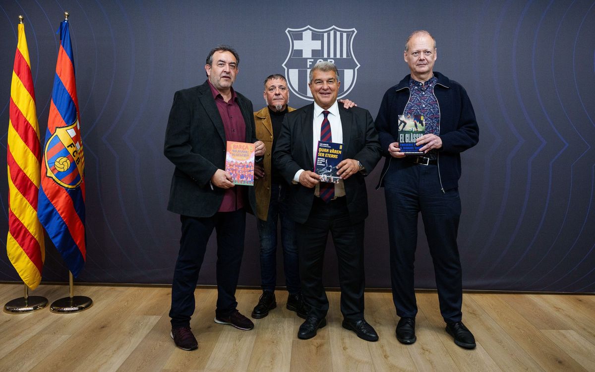 Los escritores de Barça Books, en el palco de Montjuïc