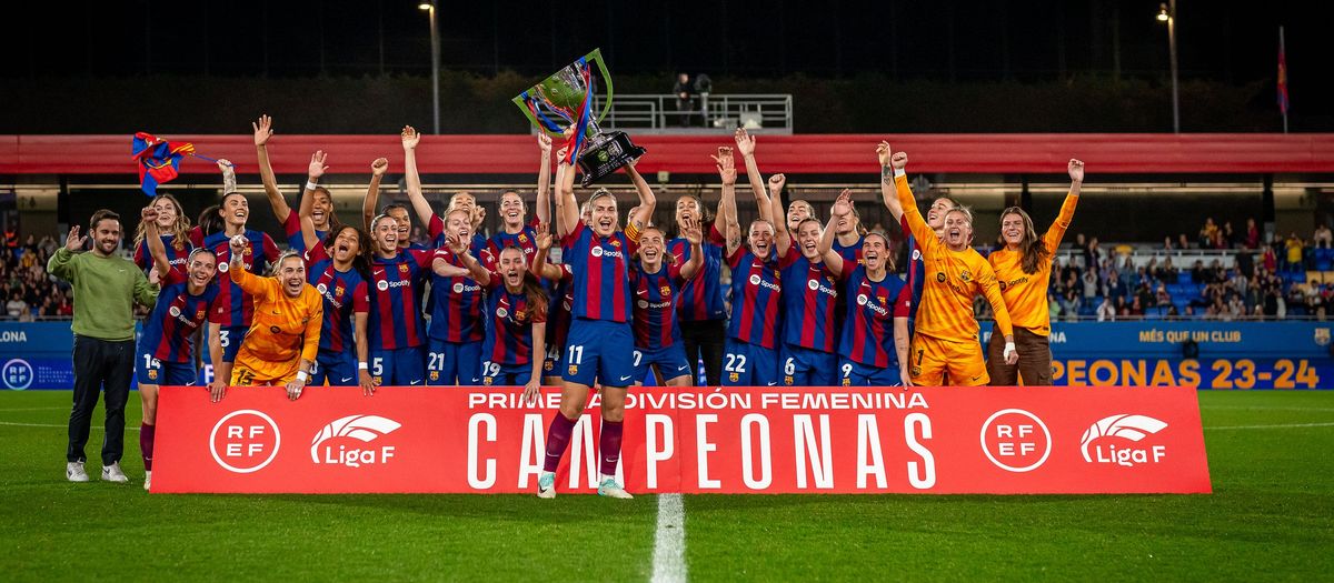 El Barça Femení celebra amb els culers la cinquena Lliga seguida
