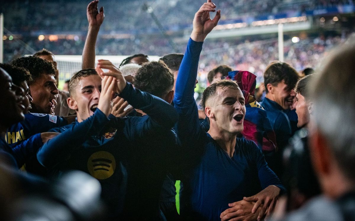 Los jugadores del Barça celebran la victoria ante el Bayern de Munich con su afición.