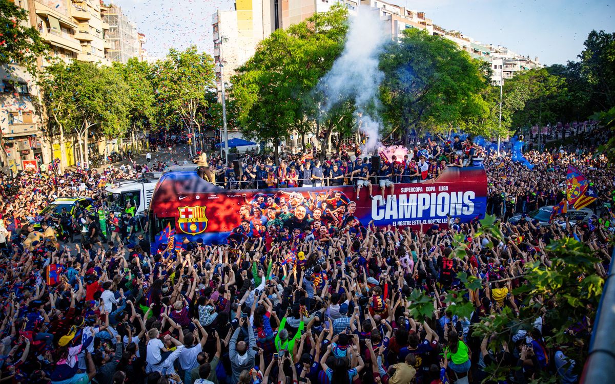 Música, alegría y fiesta por las calles de Barcelona en la rúa de los campeones