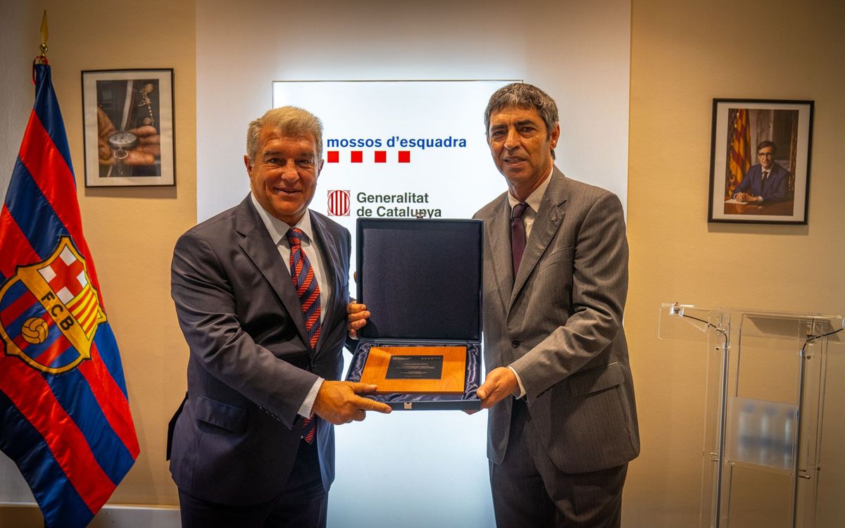 El FC Barcelona recibe el reconocimiento del cuerpo de Mossos d'Esquadra por el 125 aniversario del Club