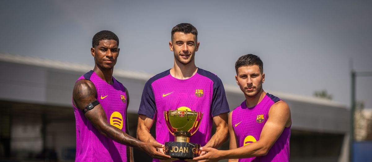 Joan Garcia, Rashford and Roony pose with Joan Gamper Trophy