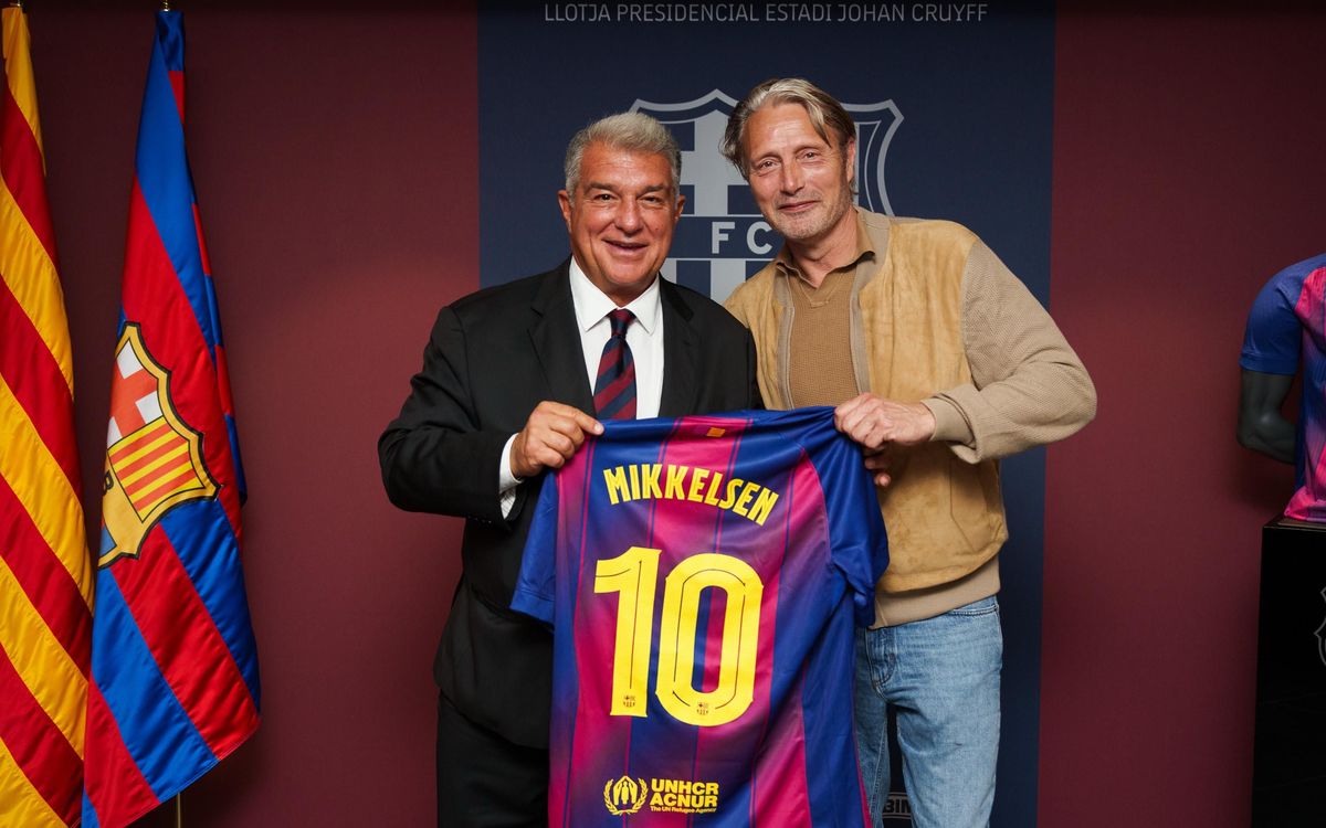 Johan Cruyff hosts the second League game with victory and outstanding institutional presence