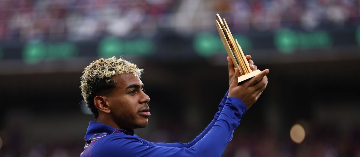 Lamine Yamal ofrece el Trofeo Kopa en el Estadi Olímpic Lluís Companys