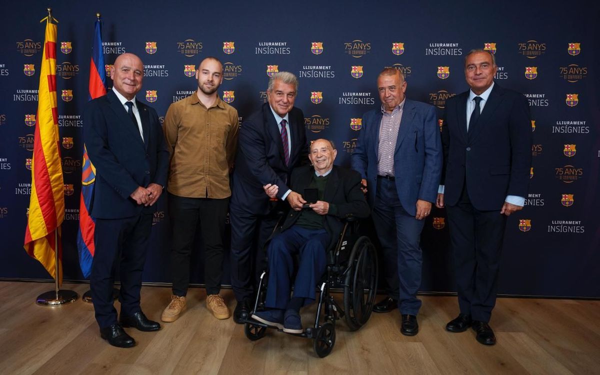 Emotiva entrega de insignias de oro y brillantes antes del Barça - Elche