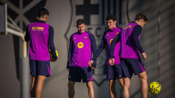 サッカーチームバルセロナ/フィゴ/ 豚の頭が飛んだフィーゴへの愛憎…“クラシコの異常な喧騒”はもう戻ら