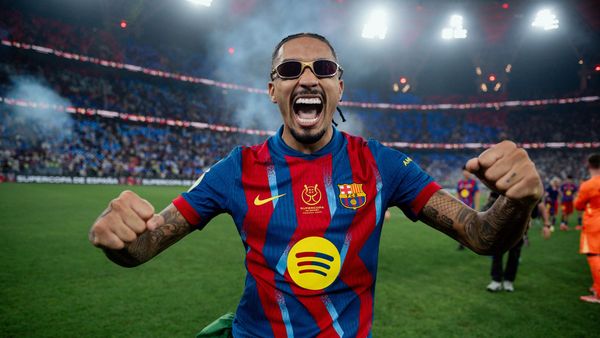 Raphinha ikut bantu pertahanan Barcelona