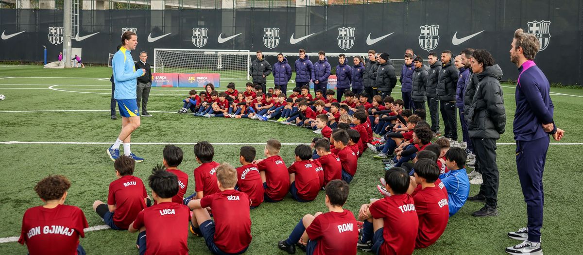 Wojciech Szczęsny visits Barça Academy Training Camp