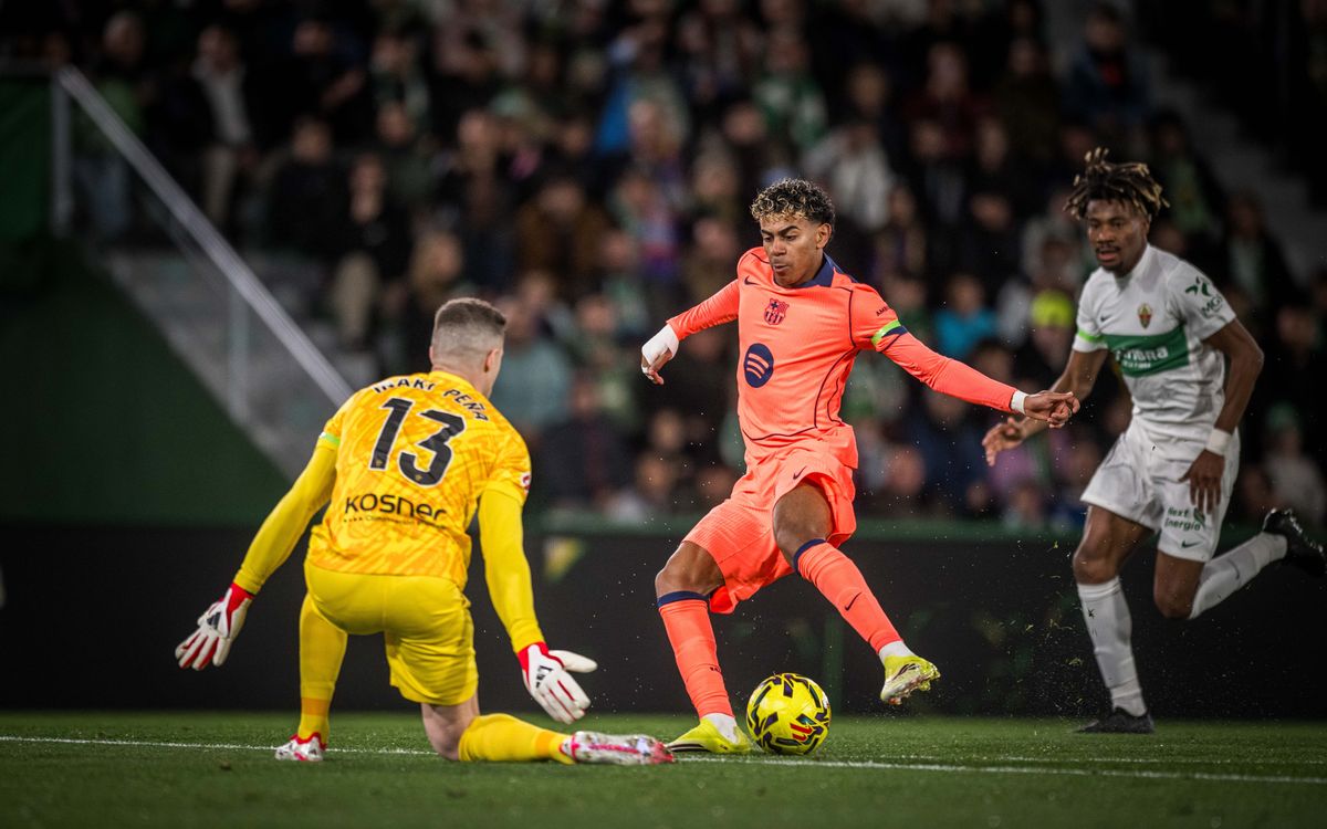 Lamine Yamal đi bóng qua Inaki Pena để mở tỷ số trận đấu