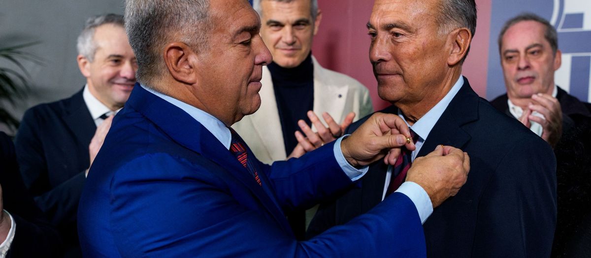 Gold badges for Joan Laporta and Rafael Yuste