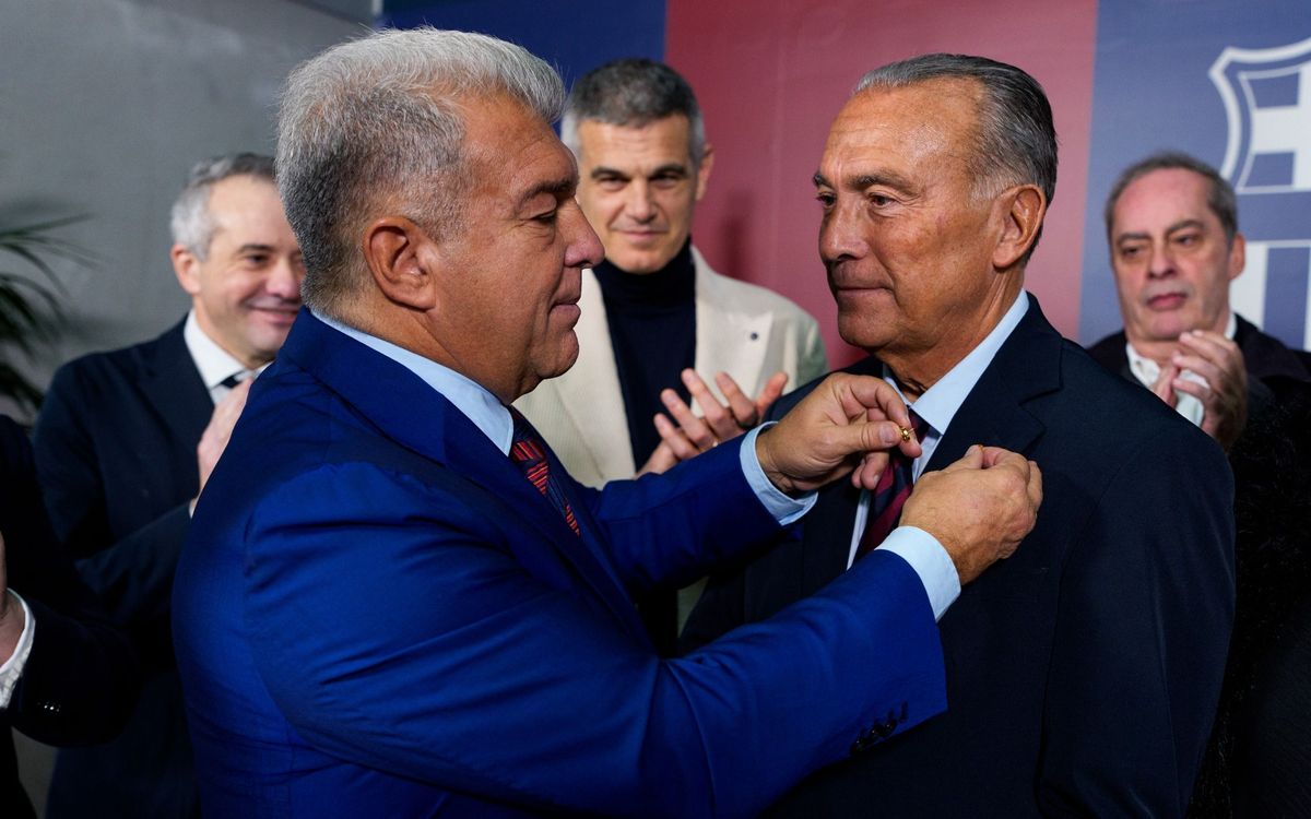 Gold badges for Joan Laporta and Rafael Yuste