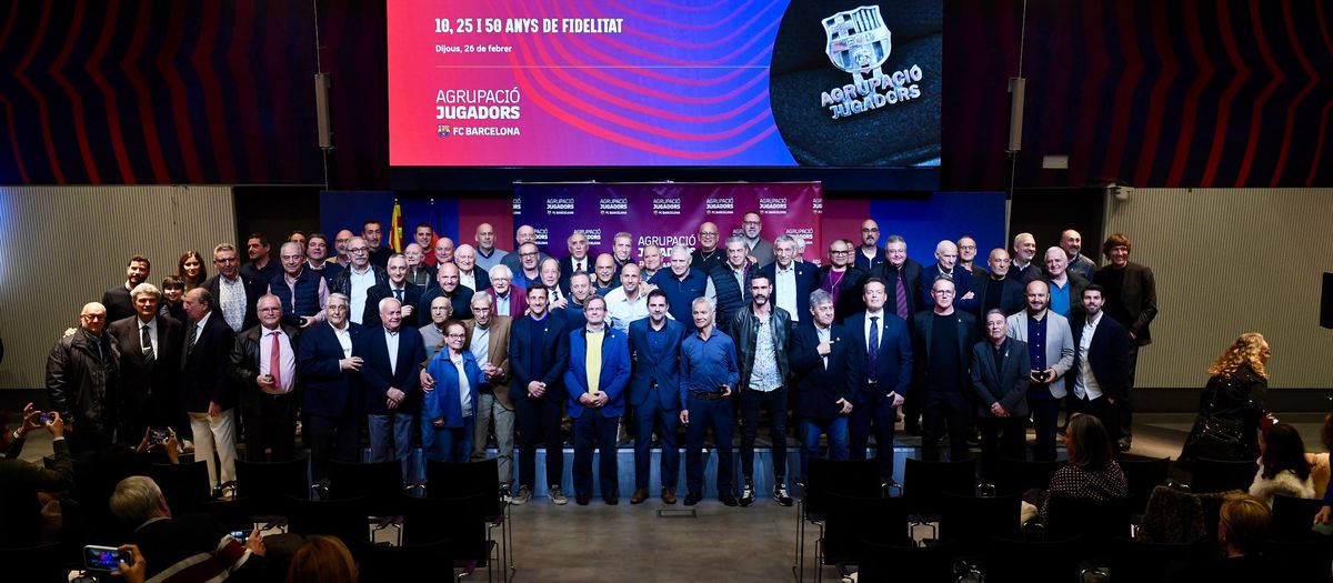 Más de 60 miembros de la Agrupación reciben la insignia de fidelidad