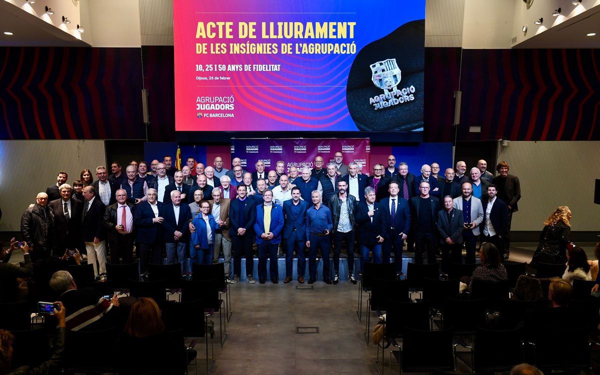 Más de 60 miembros de la Agrupación reciben la insignia de fidelidad