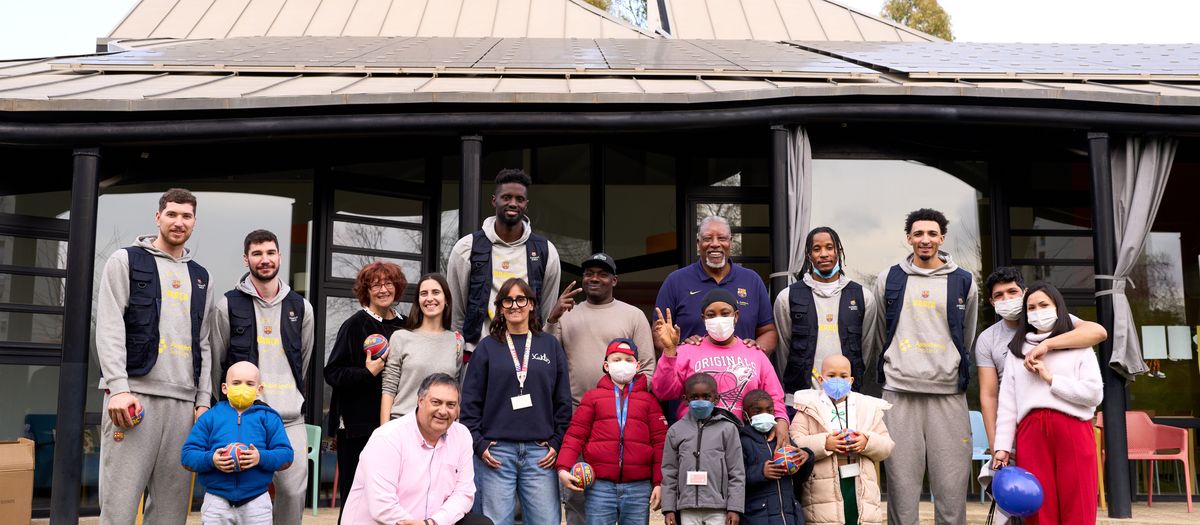 El Barça de baloncesto lleva la ilusión a la Casa dels Xuklis
