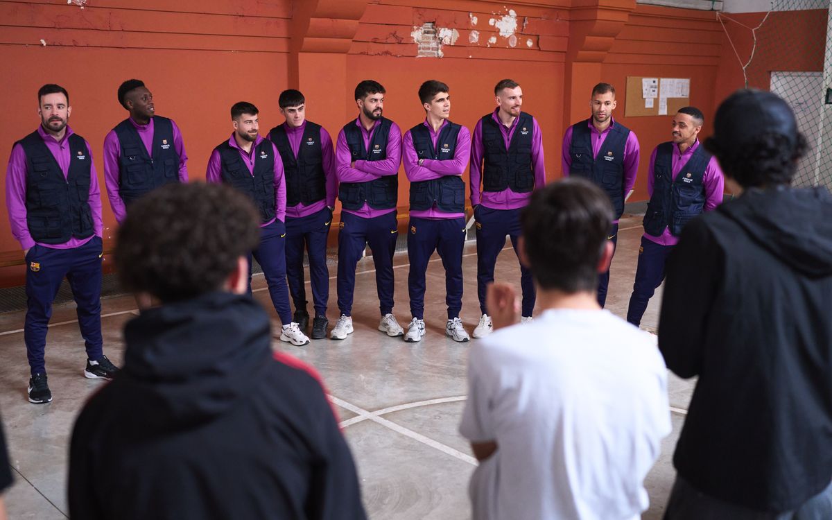 El Barça de futsal apoya a los adolescentes del CRAE Casa Milà de Barcelona