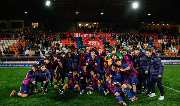 Jugadores del FC Barcelona Juvenil A celebrando la victoria