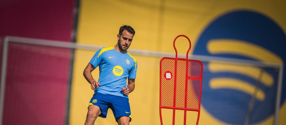 Lamine Yamal and Eric Garcia train with the group