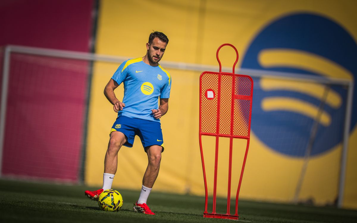 Lamine Yamal and Eric Garcia train with the group