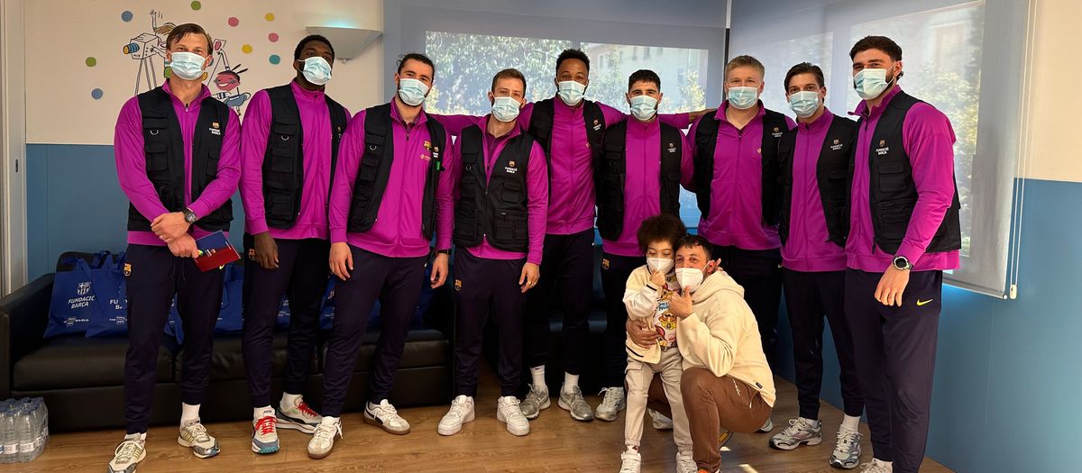 El Barça d’handbol visita la Casa Ronald McDonald, que dona suport a les famílies amb fills hospitalitzats