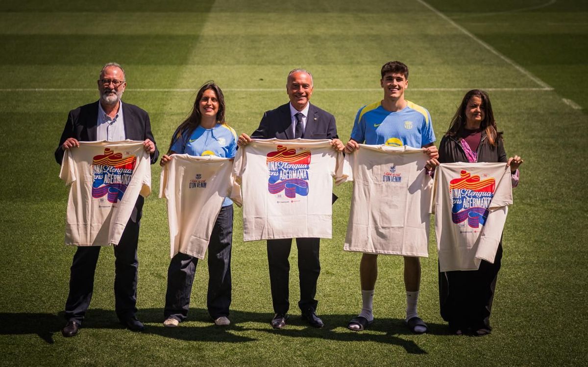 El FC Barcelona i Òmnium Cultural reivindiquen la llengua i el catalanisme amb una samarreta conjunta per Sant Jordi