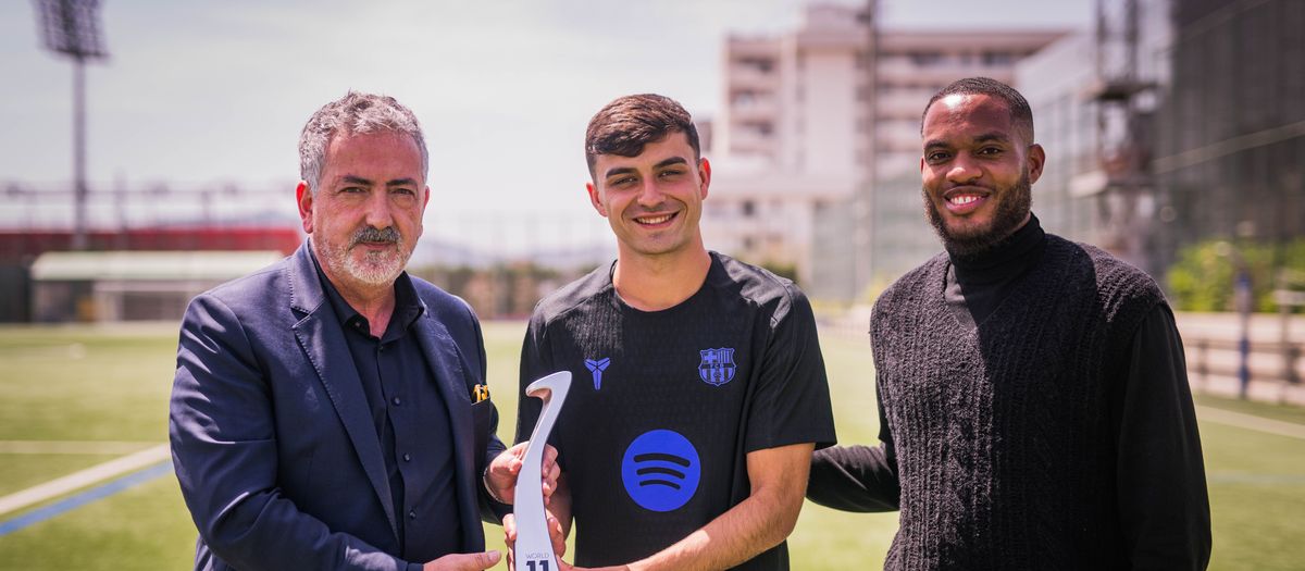 Pedri receives the FIFPro award as part of the Team of the Season 24/25