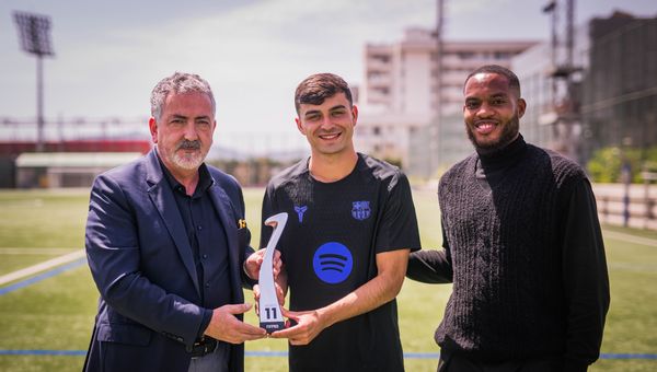 ダニ・アウベス、FC バルセロナの新8番