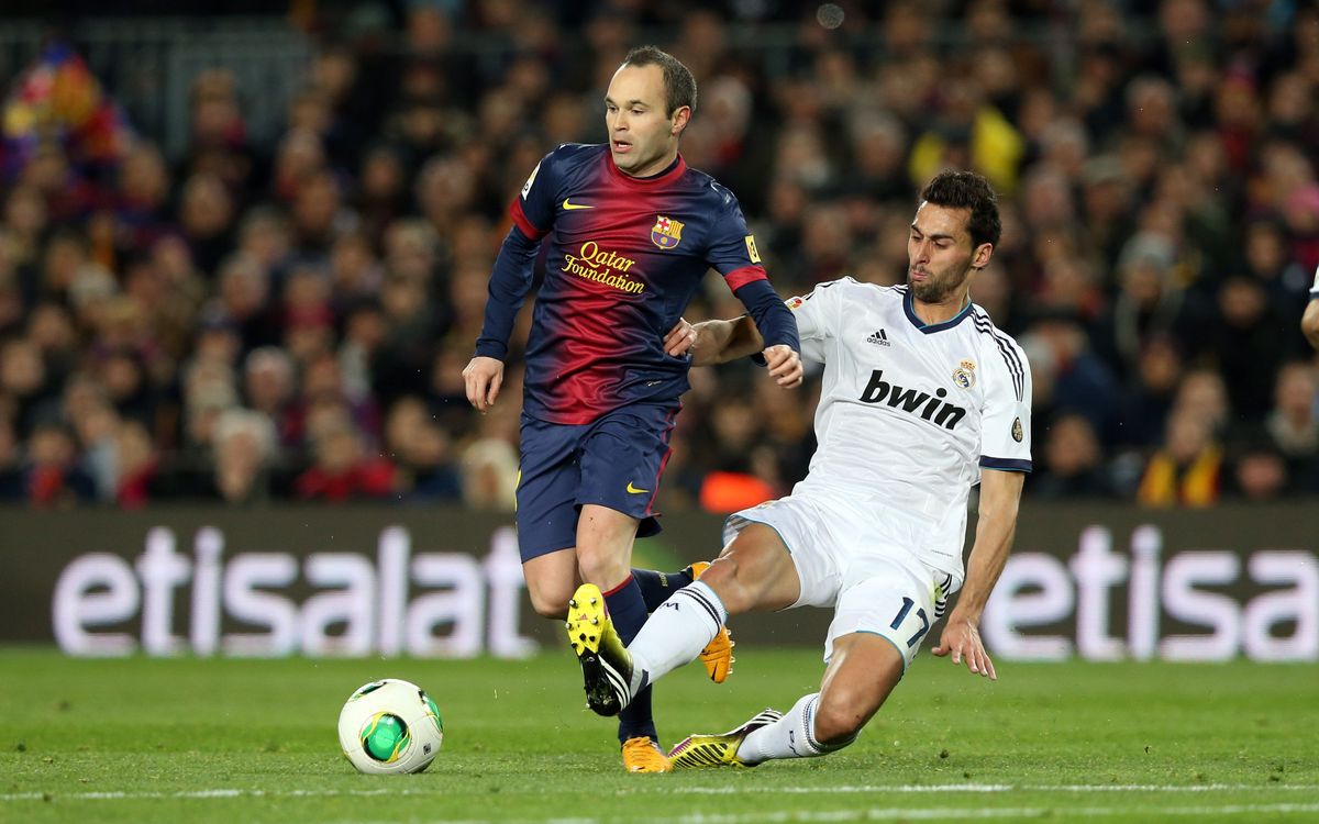 Iniesta y Arbeloa, en un duelo correspondiente a la temporada 2012/13.