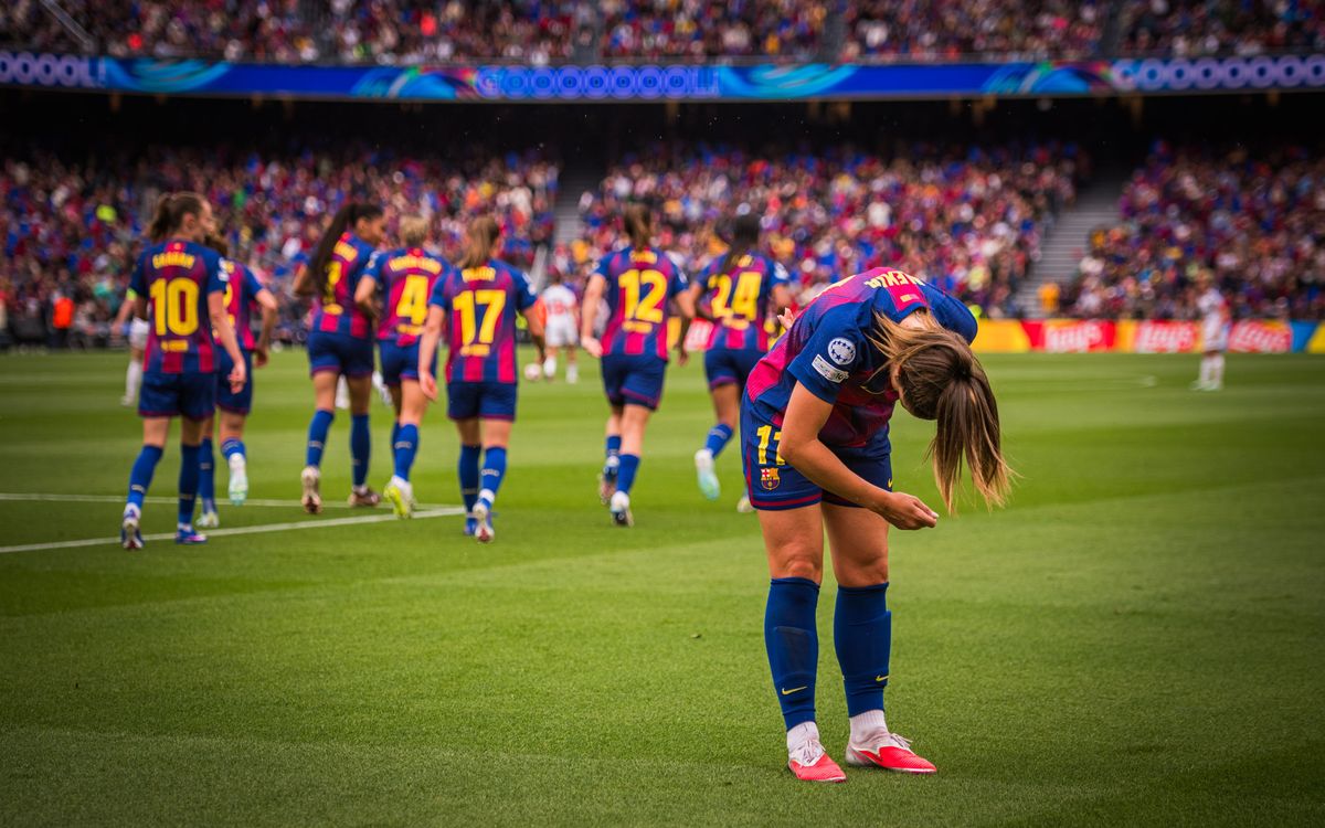 The queen’s trademark bow, with a packed Spotify Camp Nou at her feet