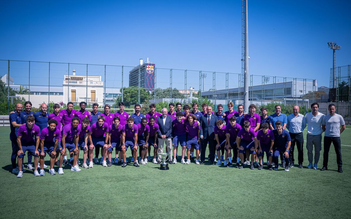 Els Juvenils reben els trofeus de campions