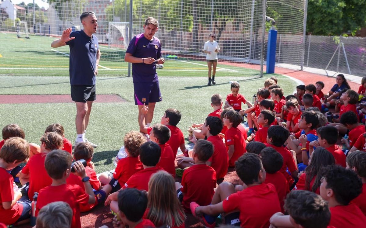 Los exjugadores de la Agrupació comparten los valores del Barça con los participantes del Campus Barça Academy by SPORT